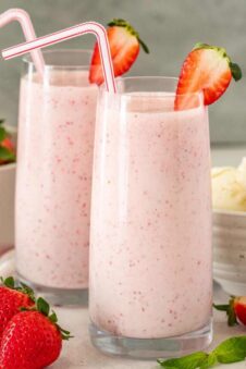 cropped-Easy-Strawberry-Milkshake-Recipe.jpg