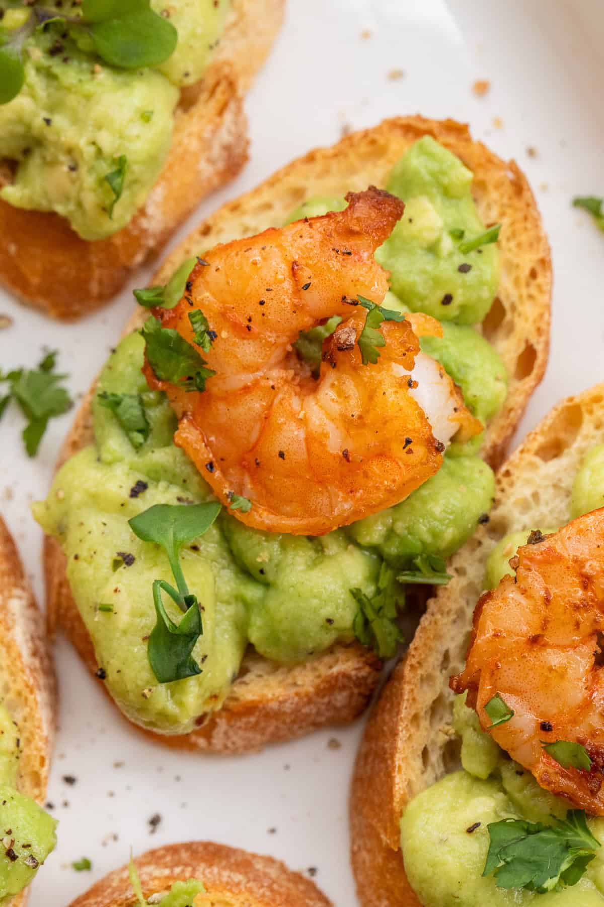 Crispy french bread, topped with an avocado spread and a juicy shrimp. Nothing beats these easy shrimp and avocado canapes. A crispy slice of bread with avocado spread and juicy shrimp on top.